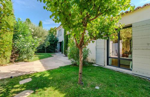 Gorgeous village home with heated pool, ideally located - Foto 2