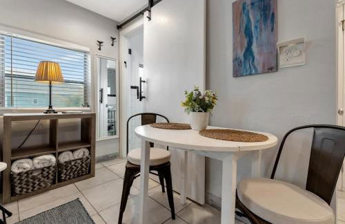 Quiet Corner Suite Heated Pool & 2 mins 2 beach - Foto 11