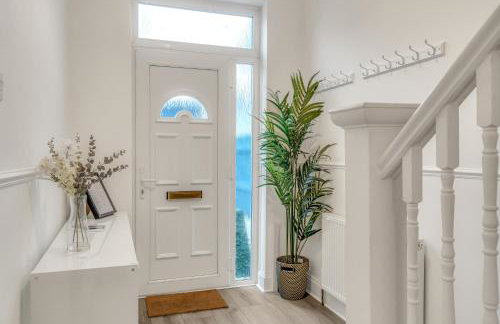 JUNGLE HOT TUB, games room, near eateries, micro brewery, pubs, beauty salons and boutique shops, Argyle, free Netflix, in the heart of Plymouth - Dogs welcome - Hosted by Absolute Accommodation Plymouth - Foto 61