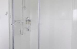 Heathercroft House-Modern 3 bedroom house with stunning views - Photo 18