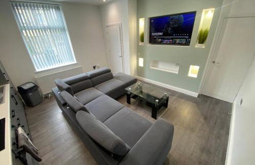 Luxury 3-Bed House-Jaquzzi Bath-Private Parking- suitable for contractors - Foto 1