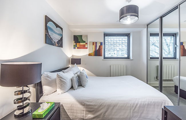 Canary Wharf Luxury Apartments - Photo 23