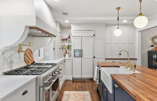 Updated and Spacious Home with Huge Yard Office and Decks - Foto 20