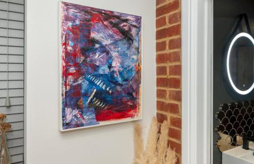 The Lodge - Elegant Comfort in a Peaceful Setting - Photo 20