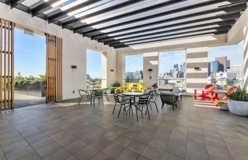 Spacious 1-Bedroom Gem with Downtown LA Views - Foto 22