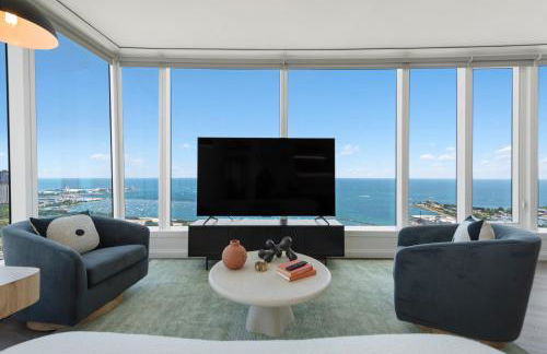 Lux Apts with Lake Views and Top Amenities - Foto 9