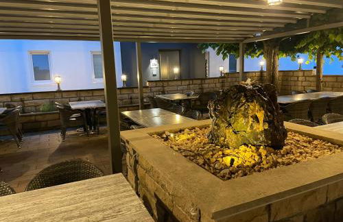 LIGHTPLACE • Größere Gruppen • 4 Einzelzimmer • Boxspring • Smart TV • Biergarten • Restaurant - Foto 18