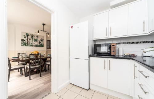 Spacious 4 Bed House Free Parking Near Station - Pass the Keys - Foto 15