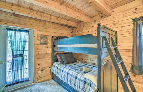 Resort Cabin with Fire Pit Golf, Hike and Play! - Foto 15