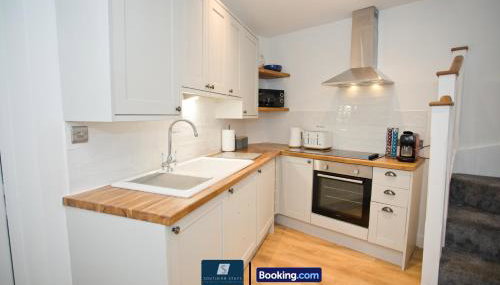 2 Bed House By Southern Stays Short Lets & Serviced Accommodation Bournemouth With Parking - Relocation & Family, 1km From The Beach - Foto 3, stove, dishwasher, toaster