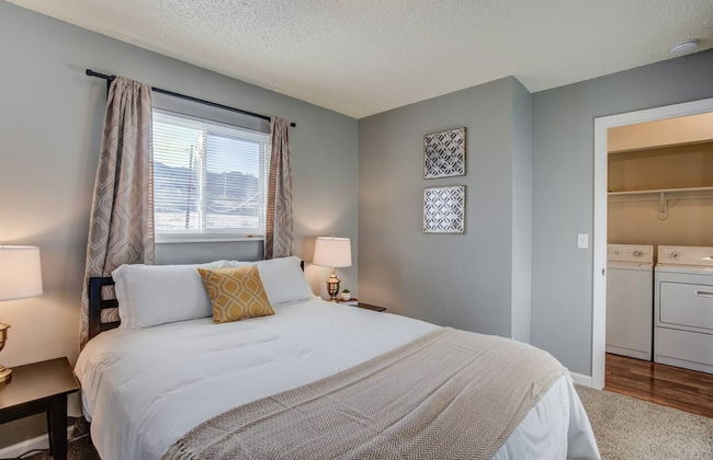 2BR Aptmt Parks Private Deck, Mountain Views! - Photo 3