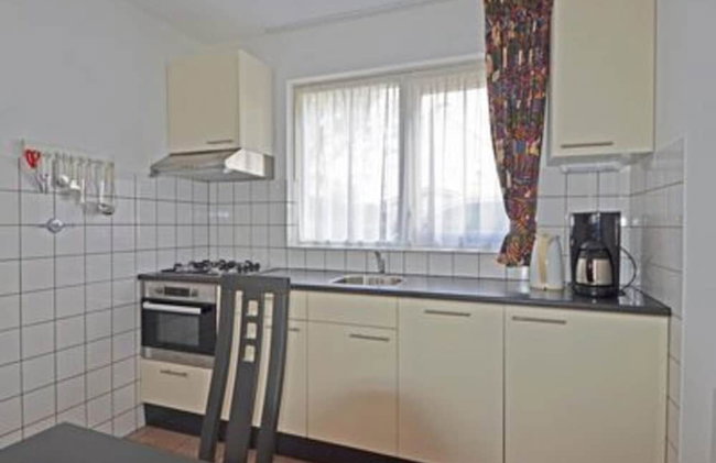 Cosy Bungalow Near the Beach - Photo 12