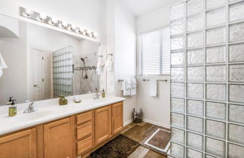 Remodeled modern beauty backs to open desert with mountain views & home theatre - Foto 19