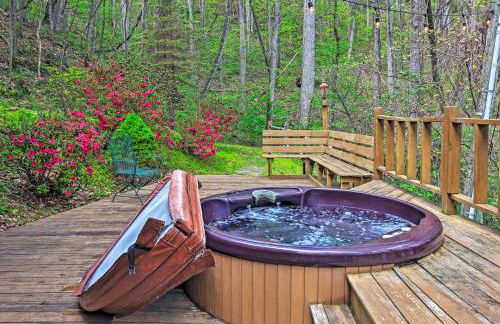Spacious Maggie Valley Cabin with Hot Tub and MTN View - Foto 6