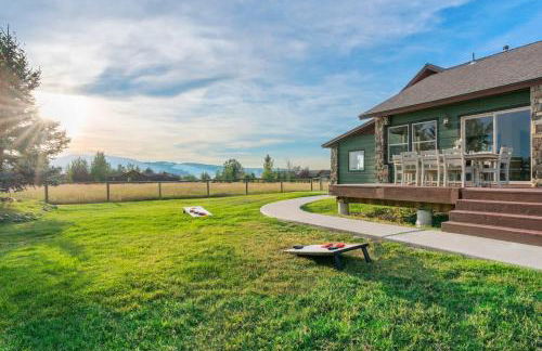 Family Fun Fireplace & Huge Deck - Photo 6