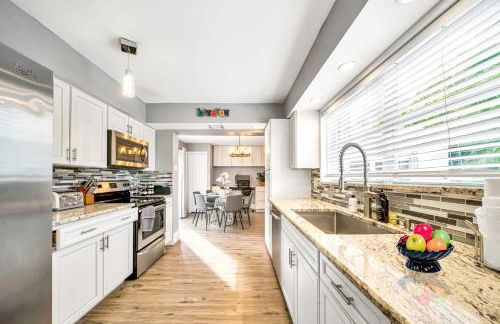 Heated Pool Spa BBQ Pool Table WiFi Near Beach-Downtown Fun - Foto 7