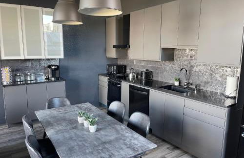 City Loft Escape with River Views! By Hollyhock - Foto 8