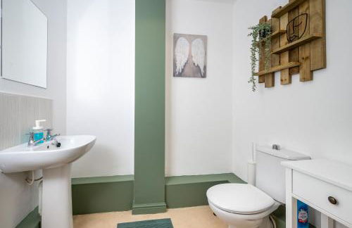 Cosy 4-Bed House l Garden l Free Parking l WiFi l Specious l Hosted by The Cosy Corner Nationwide - Foto 59