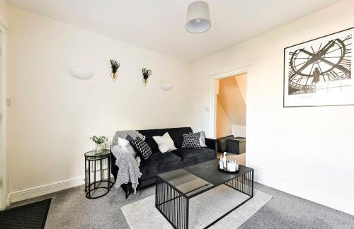 Central Canterbury Gem New Refreshed Decor Sunny Deck Outdoor Furniture FREE Parking 2BR 2BA TOP Location - Foto 6