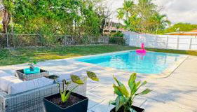 Stylish Pool Home - Photo 5