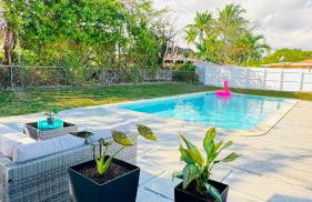 Stylish Pool Home - Photo 5