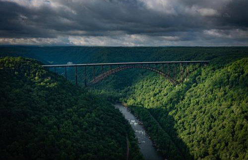 Log Cabin with Hot Tub, Game Room-10 min to NRG - Foto 48