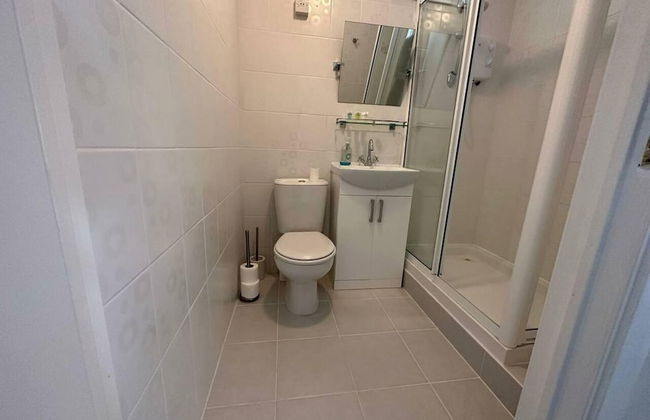 Beautiful 3-bed Apartment in Swansea - Photo 11