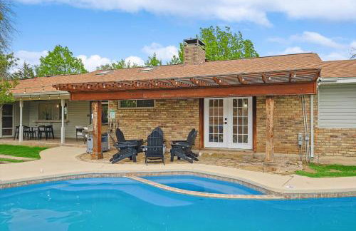 3-BD Backyard Oasis w Pool Patio Firepit - Foto 43