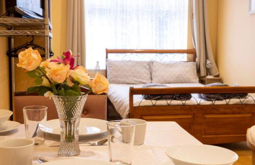 London VEGETARIAN Smoke & Pet Free En-suite with EV parking - Foto 21