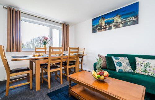 Mayflower 5-Bed Home, Contractors, Family, Harry Porter - Photo 1