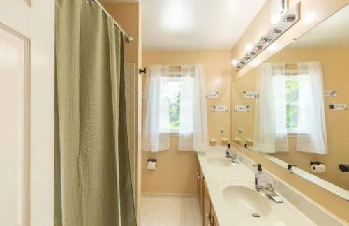 Lrge 5 BR 9 Beds Near DC-Pool, Hot Tub, Gym, Game Rm, Fire Pit - Foto 29