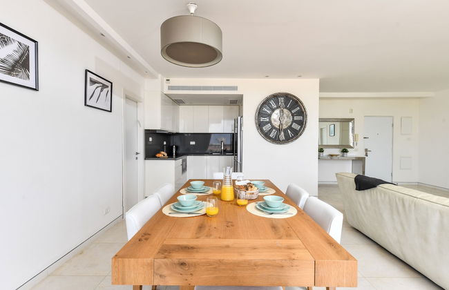 Modern Gem with Stunning Balcony by Sea N Rent - Photo 31