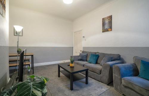 3 Bed-Free Parking-Close to City-by Holiday Homes - Foto 1