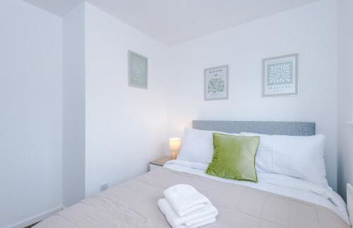 4BR Home for 8, Full Kitchen, Parking, WiFi in Northwich - Photo 78