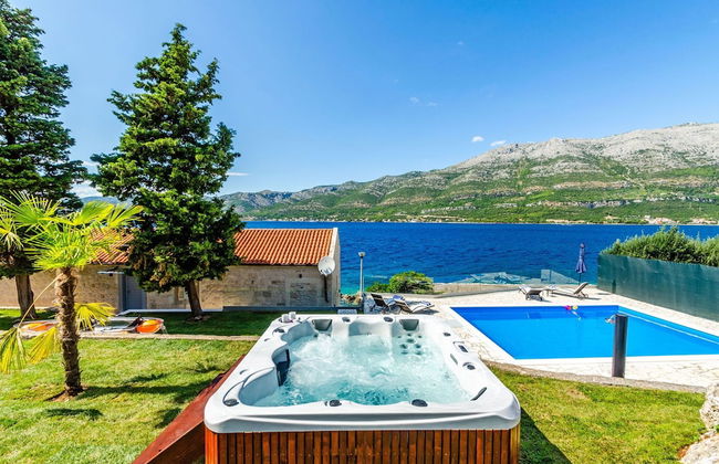 Beachfront Villa Gabriela with Pool - Foto 49