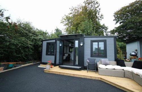 Sunset Retreat Cabin, Private Hot Tub with Mini Cinema Projector & Garden views - Foto 2