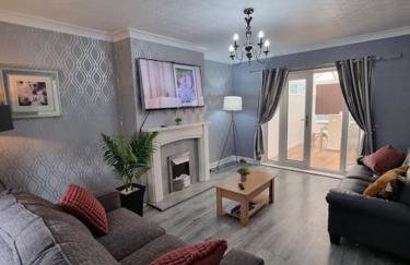 Comfy stays, Rotherham for contractors & Families, spacious, conservatory, free parking, wifi, 3BDR - Foto 1