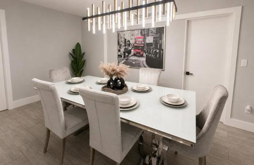 Modern Miami Home l Sleeps 12 l Free Parking - Photo 8