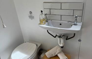 Private Countryside Annexe with Exclusive Wood Burner, Outdoor Hot Shower & Views - Foto 27