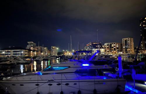 SUPERYACHT ON TOWN QUAY MARINA, SOUTHAMPTON - Very close to city centre and cruise terminals - free parking included - Foto 5