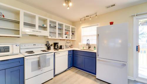 Walk to Atlantic Beach: Townhome w/ Patio! - Photo 2