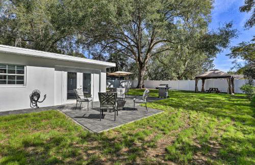 Chic Home with Fire Pit and Patio, Walk to Lake! - Foto 27