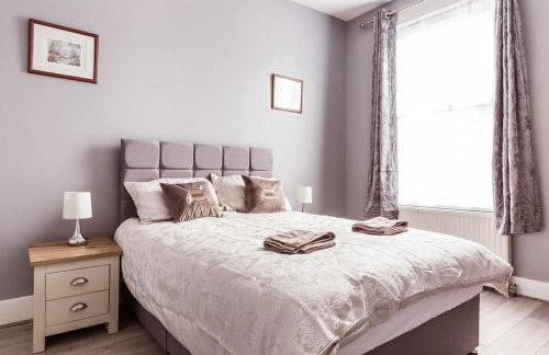 4 bedroom house, 2 Min Walk From Station - Photo 22