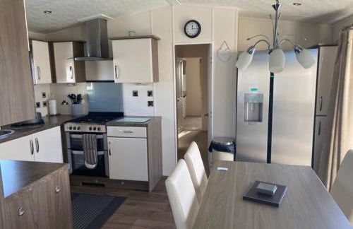 2 Bed, 2 Bath Lodge Style Caravan with Hot Tub & Private Garden at Patrington Haven Leisure Park - Foto 16