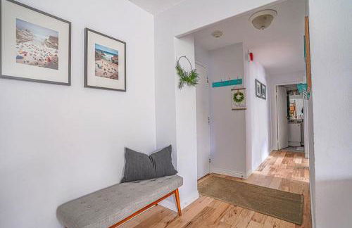 Tranquil 2BR downtown condo, Parking, King bed - Foto 6