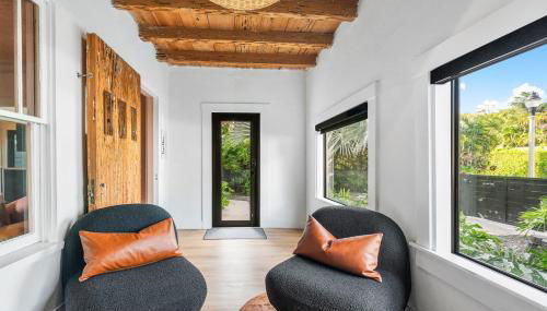 Hacienda Flamingo Unit 1 - Spacious Designer Flat with Sunroom & Style - Foto 4