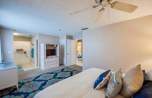 Large pool home and blocks away from the beach - Foto 49