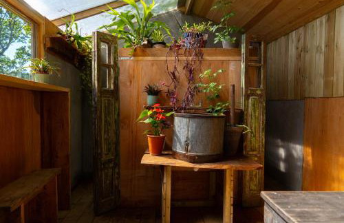 Wood Cabin & 4 Large Bell Tents - Hapus Hideaway - Foto 37