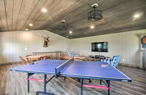 Lakefront Retreat with Dock and Game Room and Deck - Foto 31