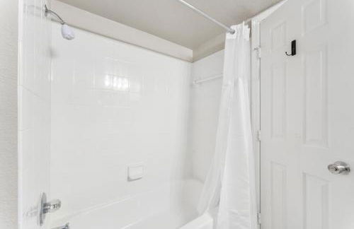 Spacious 2BR King Suites w Pool, Gym, Laundry - Close to Downtown - Foto 9